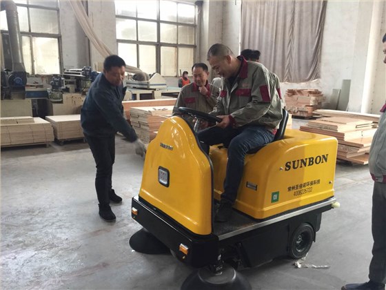 圣倍諾電動掃地機地板廠應用