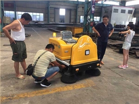 電動掃地車是工礦企業(yè)清潔好伙伴 電動掃地車是工礦企業(yè)清潔好伙伴