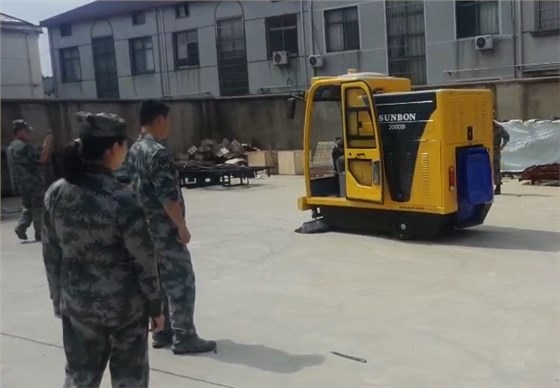 無(wú)錫某陸軍部隊(duì)參觀工廠購(gòu)買(mǎi)全封閉電動(dòng)掃地機(jī) 無(wú)錫某陸軍部隊(duì)參觀工廠購(gòu)買(mǎi)全封閉電動(dòng)掃地機(jī)