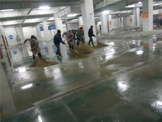 駕駛式掃地車在地下停車場(chǎng)的應(yīng)用 駕駛式掃地車在地下停車場(chǎng)的應(yīng)用