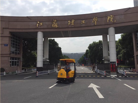 學(xué)校塑膠跑道可以使用駕駛式掃地機(jī)嗎 學(xué)校塑膠跑道可以使用駕駛式掃地機(jī)嗎