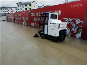 夏季即將來臨,駕駛式掃地車為環衛工減輕勞動強度 夏季即將來臨,駕駛式掃地車為環衛工減輕勞動強度