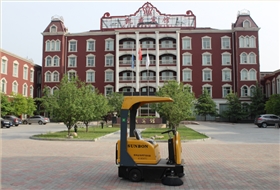 電動(dòng)掃地機(jī)讓清掃工作輕松搞定 電動(dòng)掃地機(jī)讓清掃工作輕松搞定