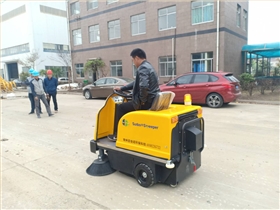又一家地板廠(chǎng)采購(gòu)圣倍諾工廠(chǎng)掃地車(chē) 又一家地板廠(chǎng)采購(gòu)圣倍諾工廠(chǎng)掃地車(chē)
