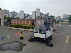 圣倍諾電動掃地車進駐無錫第三高級中學 圣倍諾電動掃地車進駐無錫第三高級中學
