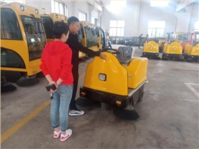 駕駛式電動掃地車 駕駛式電動掃地車