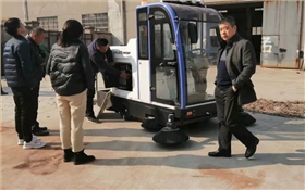 南通某集團(tuán)公司來廠試掃駕駛式電動掃地車