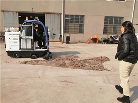 南通某集團(tuán)公司來廠試掃駕駛式電動掃地車