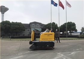  又一家藥廠采購電動(dòng)掃地車進(jìn)行廠區(qū)保潔