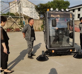 山東青島客戶來廠考察體驗(yàn)電動(dòng)掃地車