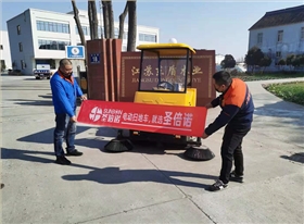 工廠倉庫小型電動掃地機的5大優勢。