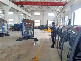 常州某家具企業(yè)來廠考察體驗(yàn)電動(dòng)清掃車