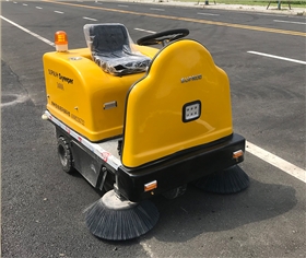 駕駛式掃地車