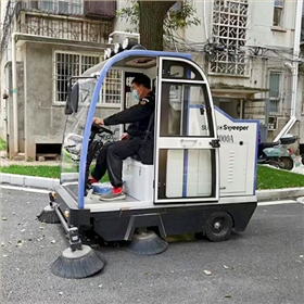 駕駛式電動掃地機(jī)