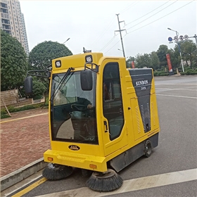 什么類型的電動清掃車適合景區(qū)公園