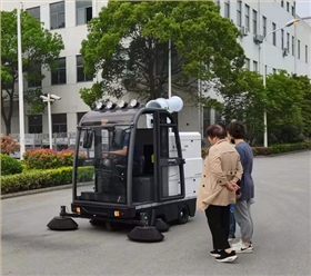 電瓶式掃地車節省人力物力，深受各行業青睞