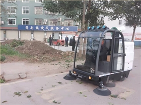 小型電動(dòng)掃地機(jī)給清潔行業(yè)解決了很多問題