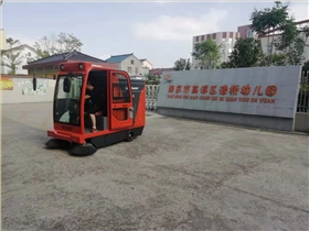 使用駕駛式掃地機在學校清潔上是否比人工打掃更好？
