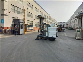 為什么我們放棄人工清潔和使用駕駛掃地車？
