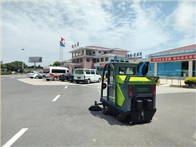 霧炮電動掃地車不僅能夠清掃廠區路面