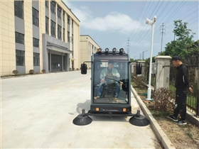小型電動(dòng)清掃車：清潔速度驚人！