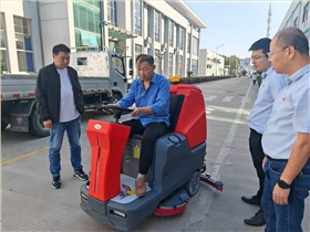駕駛式電動(dòng)掃地車