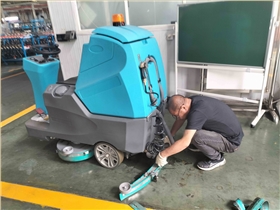 駕駛式VS手推式，哪種工業洗地機更適合您？