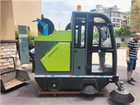 在當(dāng)今快節(jié)奏的生活中，電動掃地車逐漸成為家庭和商業(yè)環(huán)境中不可或缺的清潔助手。隨著科技的不斷發(fā)展，電動掃地車以其高效、便捷的清潔能力，滿足了人們對衛(wèi)生環(huán)境的需求。