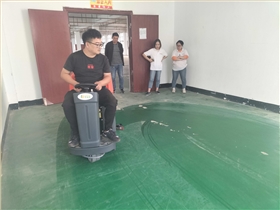 洗地機(jī)的廣泛應(yīng)用不僅提高了清潔效率，也在一定程度上對環(huán)境產(chǎn)生積極影響