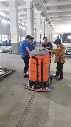 商業(yè)洗地機(jī)在各個(gè)行業(yè)中均展現(xiàn)出其廣泛的應(yīng)用范圍和巨大的市場潛力 商業(yè)洗地機(jī)在各個(gè)行業(yè)中均展現(xiàn)出其廣泛的應(yīng)用范圍和巨大的市場潛力