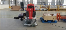 駕駛式洗地機(jī)解放了大量的人工勞動，減少了清潔工的勞動強(qiáng)度