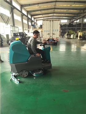 駕駛式洗地機(jī)如何提升現(xiàn)代清潔效率