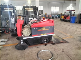 駕駛式掃地車：地下車庫清潔的高 效解決方案
