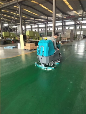 駕駛式洗地機(jī)：告別油漬與塵土，實(shí)現(xiàn)&ldquo;席地而坐&rdquo;的潔凈標(biāo)準(zhǔn)