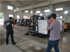 電動(dòng)清掃車如何防止清掃過程中的灰塵