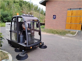 有很多種工廠清掃車，可以在不同的場合使用