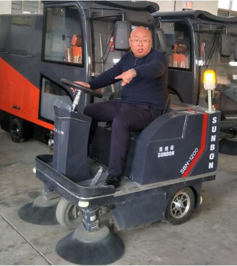 圣倍諾小型電動掃地機1200客戶試掃