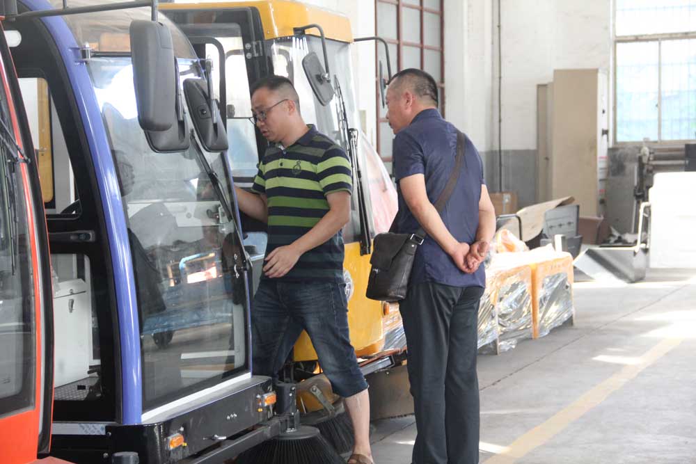 遼寧客戶參觀工廠并購買電動掃地機2000A 遼寧客戶參觀工廠并購買電動掃地機2000A