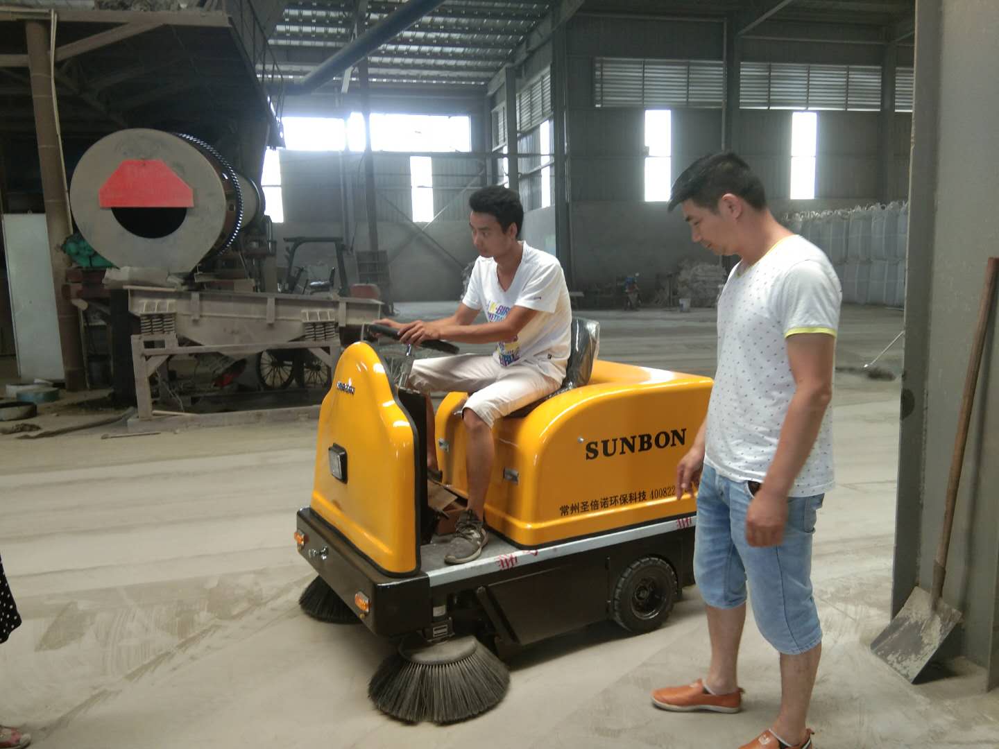 操作電動(dòng)掃地機(jī)的五大注意事項(xiàng) 操作電動(dòng)掃地機(jī)的五大注意事項(xiàng)