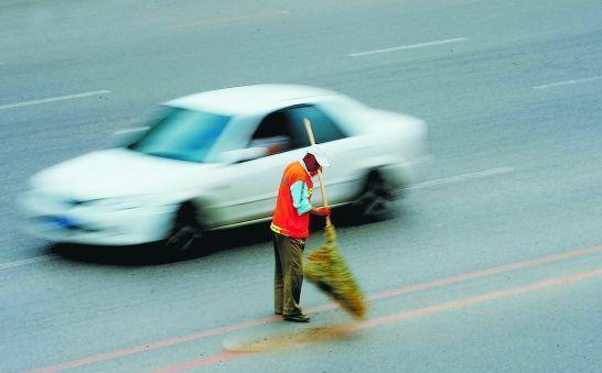 電動掃地車為環衛工人減負 電動掃地車為環衛工人減負