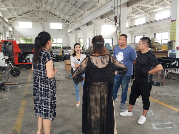 無錫客戶參觀工廠預(yù)購電動掃地機2000A 無錫客戶參觀工廠預(yù)購電動掃地機2000A