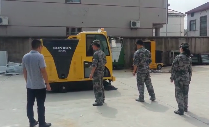 無錫某陸軍部隊參觀工廠購買全封閉電動掃地機 無錫某陸軍部隊參觀工廠購買全封閉電動掃地機
