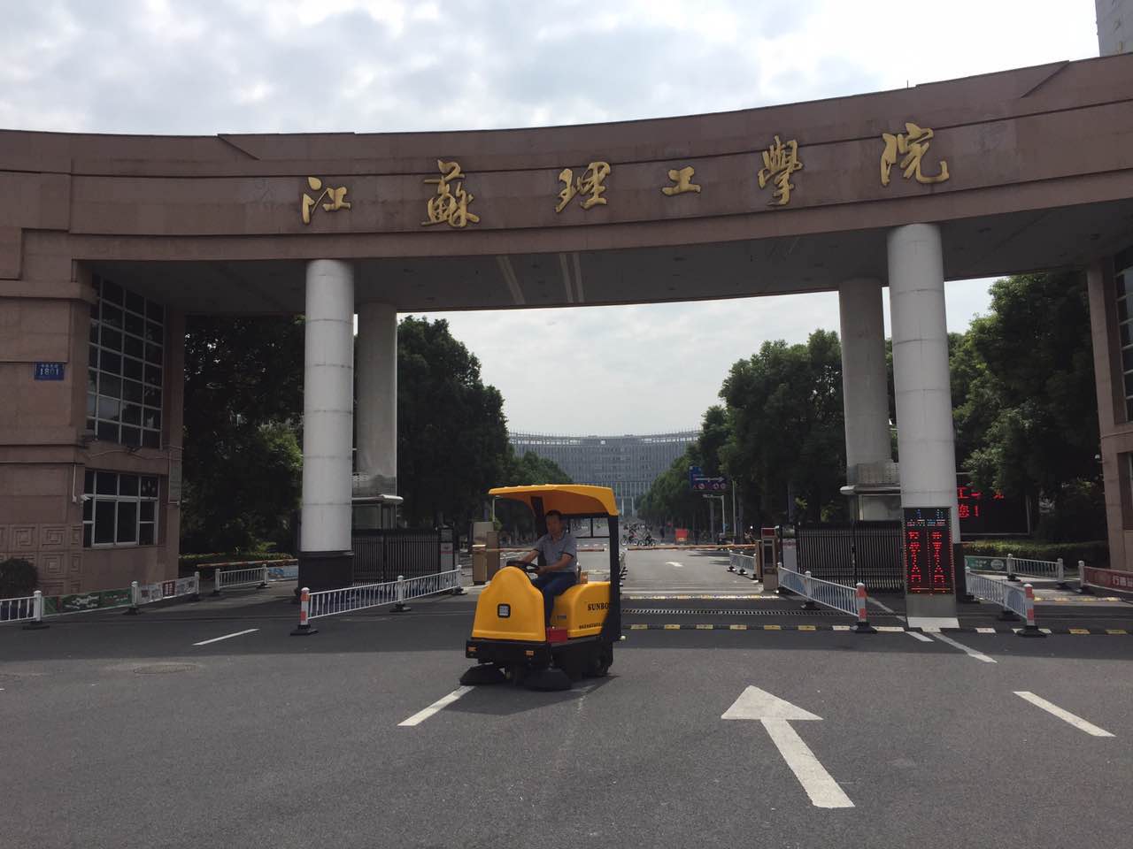 學校塑膠跑道可以使用駕駛式掃地機嗎 學校塑膠跑道可以使用駕駛式掃地機嗎