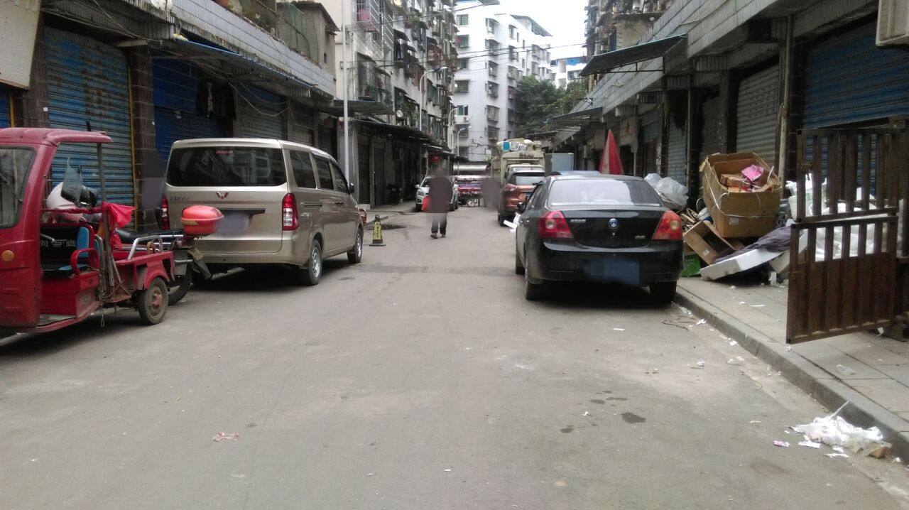 駕駛式掃地機(jī)助力解決背街小巷環(huán)境問(wèn)題 駕駛式掃地機(jī)助力解決背街小巷環(huán)境問(wèn)題