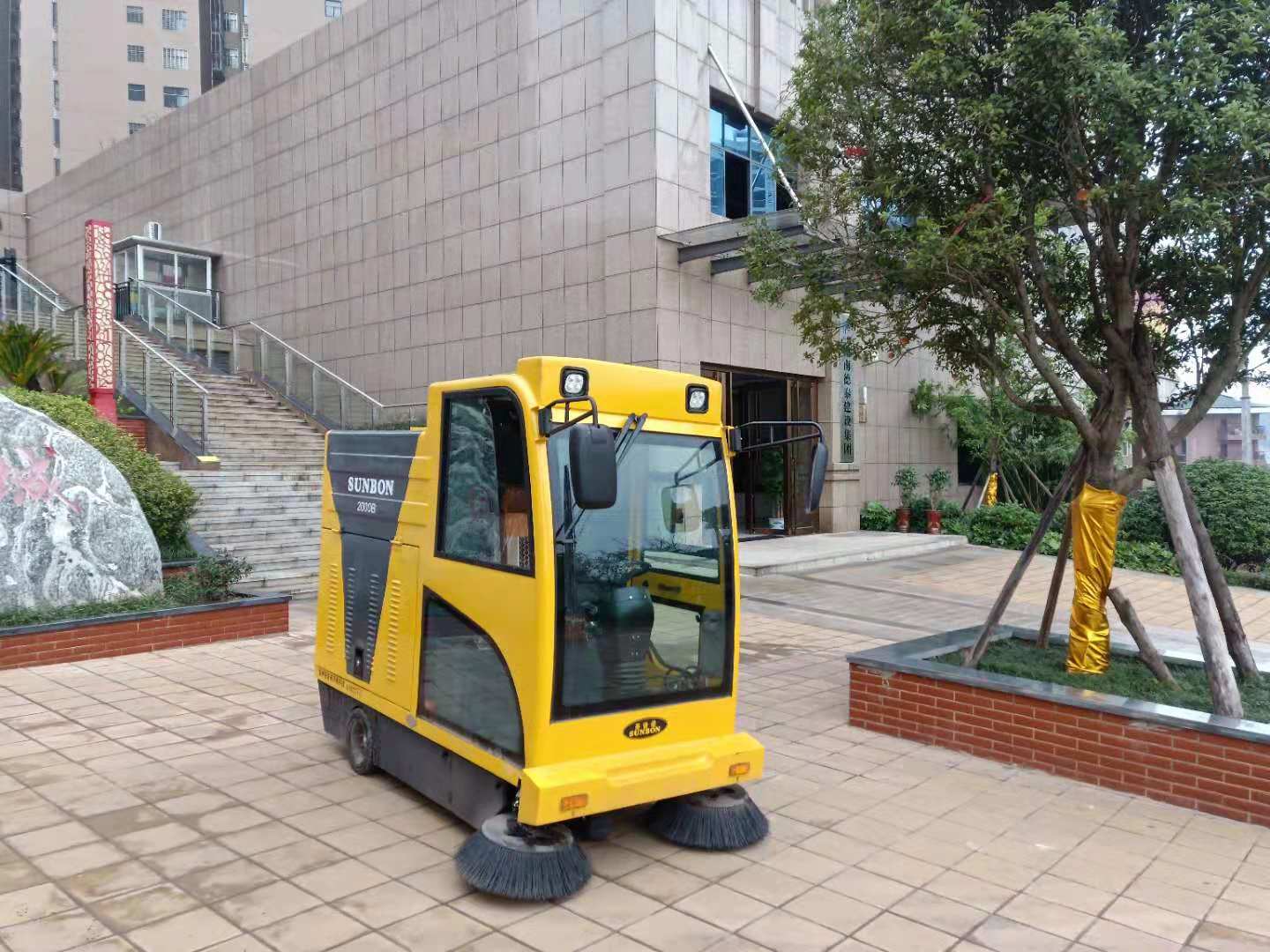 全封閉掃地車進駐湖南某物業 全封閉掃地車進駐湖南某物業