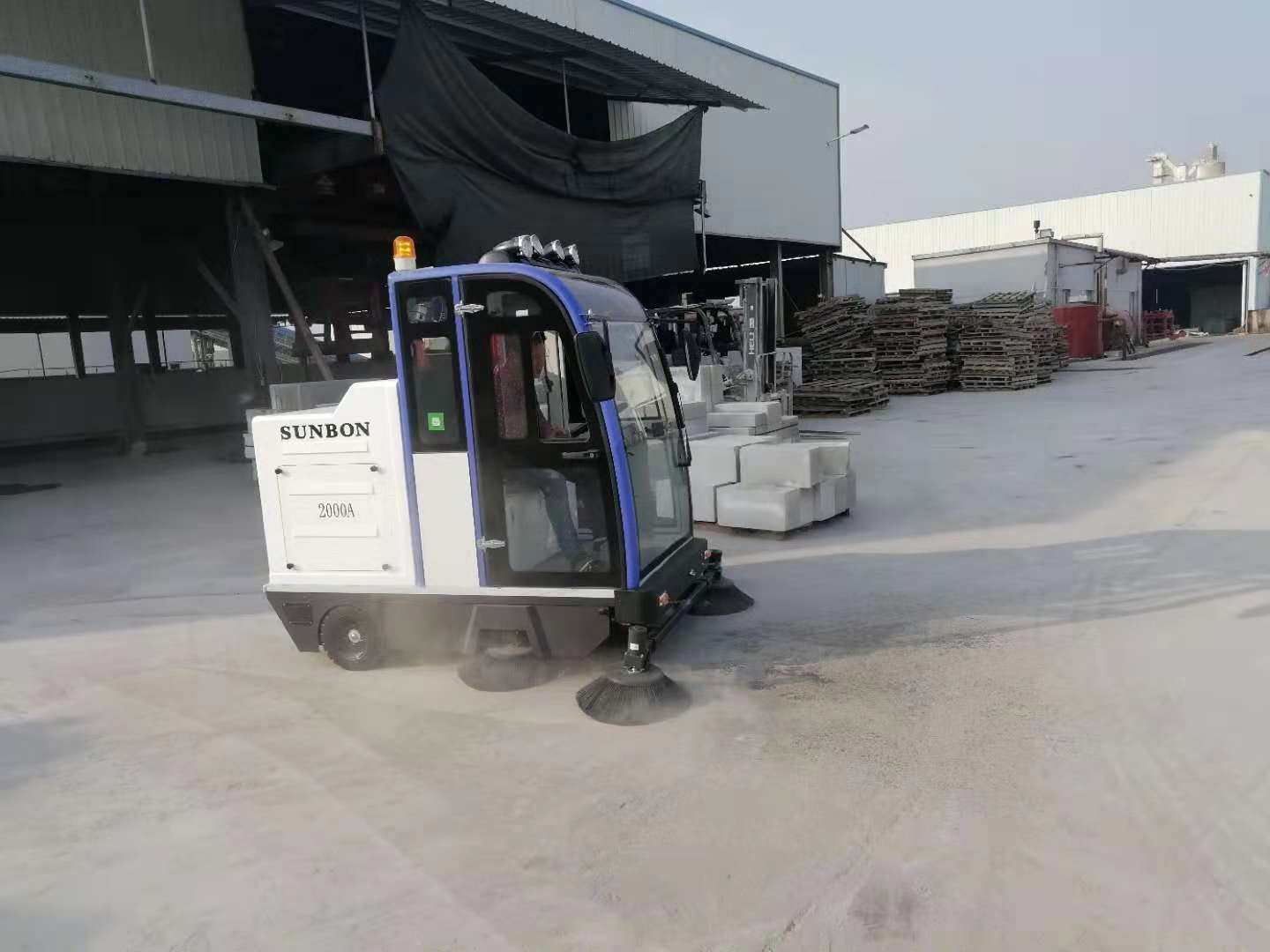 工廠掃地車(chē)助力解決商砼企業(yè)粉塵污染問(wèn)題 工廠掃地車(chē)助力解決商砼企業(yè)粉塵污染問(wèn)題