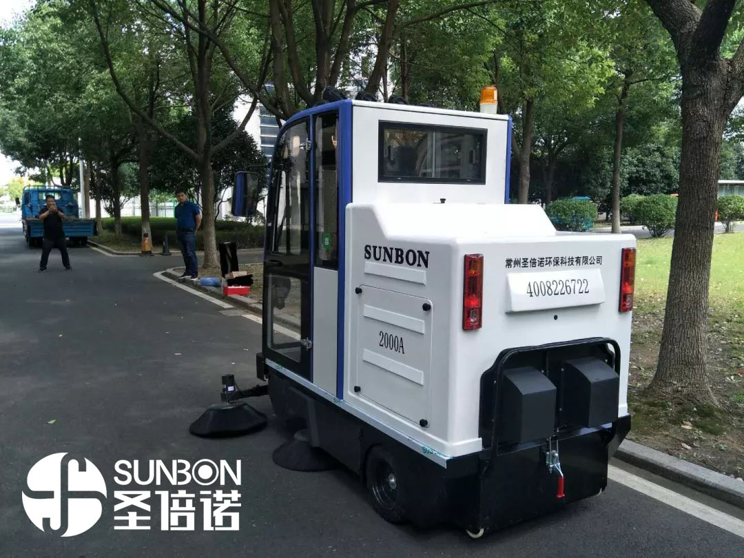 駕駛式電動掃地車的特點(diǎn)及注意事項(xiàng) 駕駛式電動掃地車的特點(diǎn)及注意事項(xiàng)