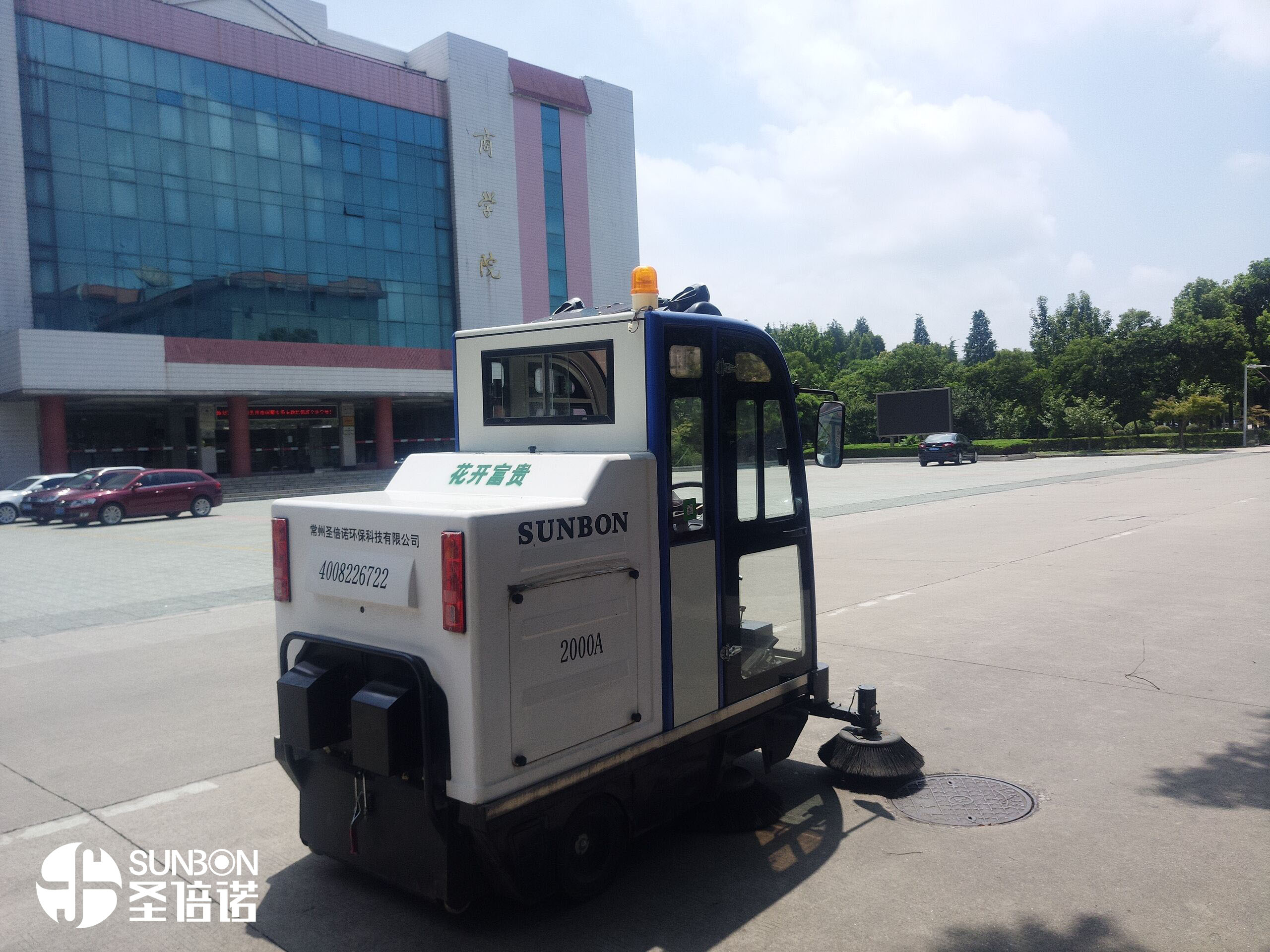 環衛掃地機解決公園景區滿地落花清掃難題 環衛掃地機解決公園景區滿地落花清掃難題