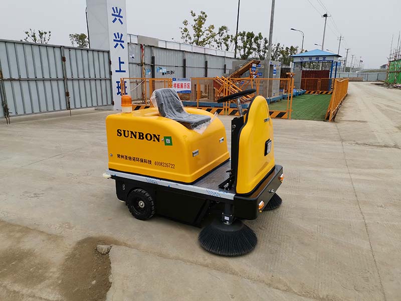 駕駛式電動掃地車的特點(diǎn)及注意事項(xiàng) 駕駛式電動掃地車的特點(diǎn)及注意事項(xiàng)
