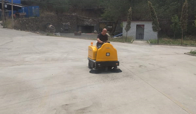 電動掃地機和吸塵車進(jìn)駐江西某礦產(chǎn)品公司 電動掃地機和吸塵車進(jìn)駐江西某礦產(chǎn)品公司